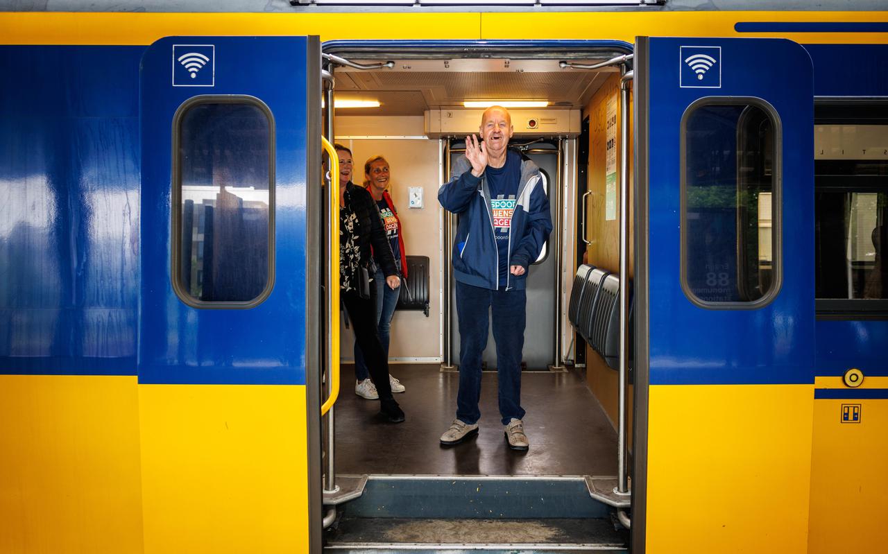 Jan Nes gaat met de trein.