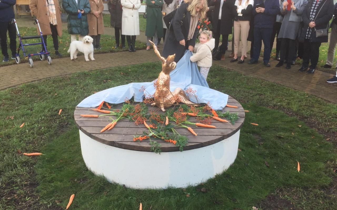 De onthulling vond plaats in aanwezigheid van familie, relaties en bewoners en waaraan kleindochter Doris een belangrijke bijdrage leverde. De onthulling vond plaats in aanwezigheid van familie, relaties en bewoners en waaraan kleindochter Doris een belangrijke bijdrage leverde.