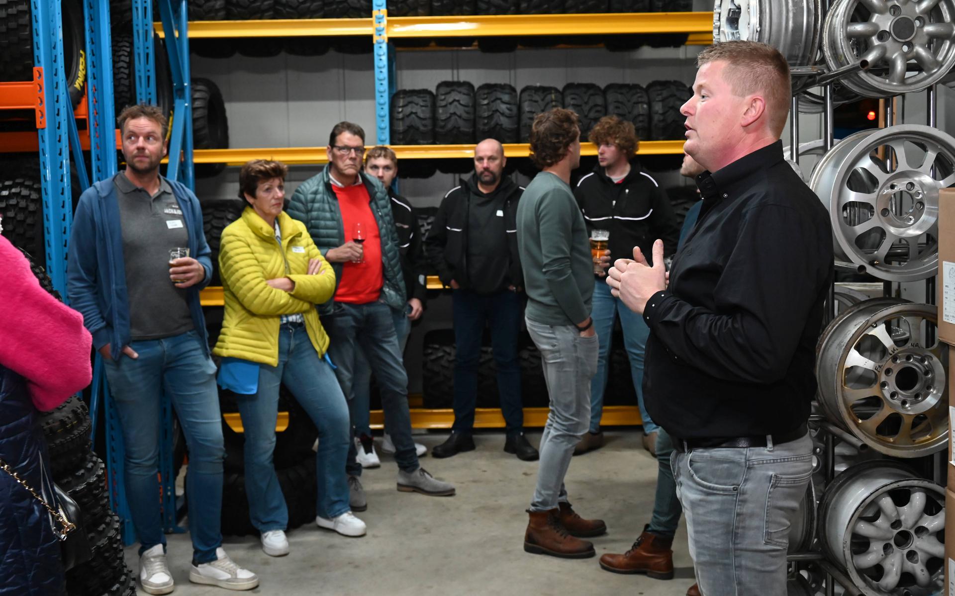 Bram Hoogstra vertelt tussen de honderden autobanden over de opkomst van zijn bedrijf Hoogstra Autosport in Zuidwolde.