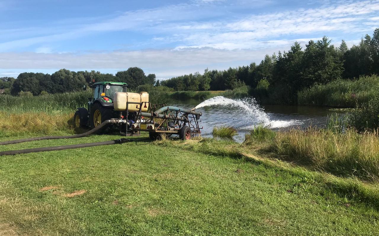 Een pomp zorgt dat er beweging in het water blijft. Een pomp zorgt dat er beweging in het water blijft.