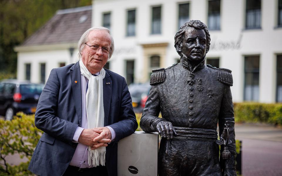 Rikus Jager poseert bij het beeld van generaal Van den Bosch. 'Lering trekken uit het verleden en uit wat nu gebeurt, daar leent Westerveld zich voor.'