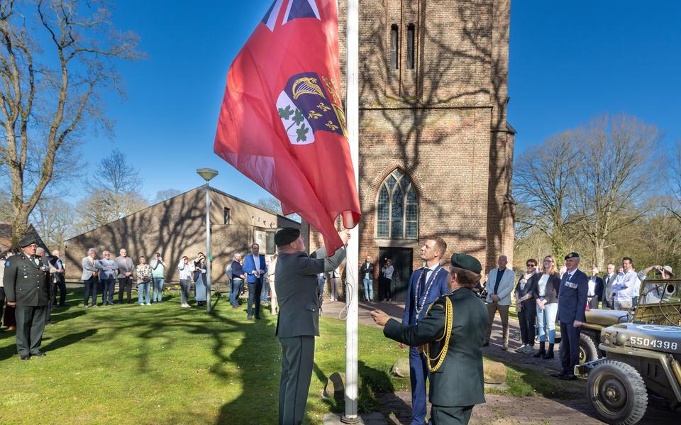 De Canadese vlag wordt gehesen bij de Clemenskerk.