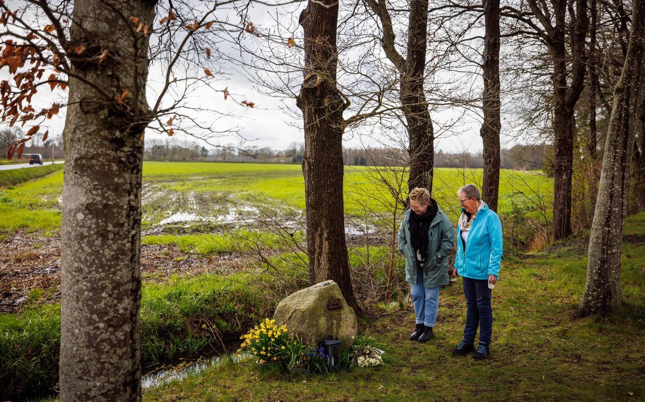 Jitske Aarden (links) en Annelies Mulder bij de gedenkkei voor Teun aan de Oosterboerseweg. Jitske Aarden (links) en Annelies Mulder bij de gedenkkei voor Teun aan de Oosterboerseweg.
