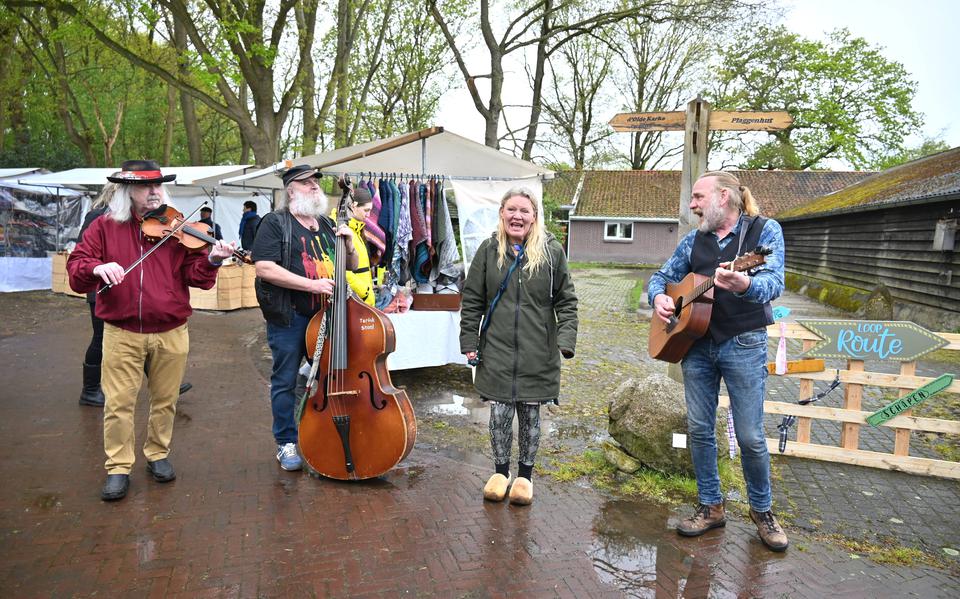Opa's Kunstgebit zorgde zaterdagmiddag voor sfeer en muziek, ondanks de regen op de BelleFair in Echten.