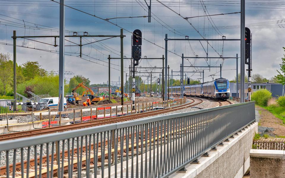 Bij de Herfte bij Zwolle wordt hard gewerkt aan verdubbeling van het spoor, onder andere goed voor de verbindingen tussen Zwolle en Drenthe.