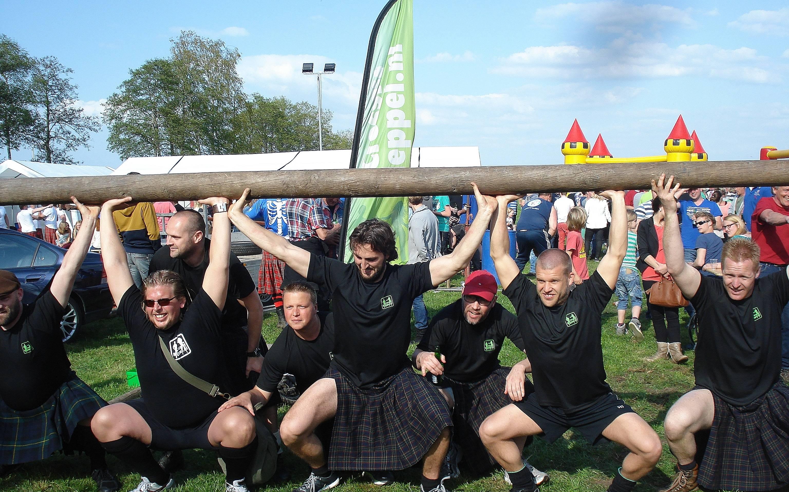Sterke mannen en vrouwen strijden in Koekange tijdens de Highlandgames