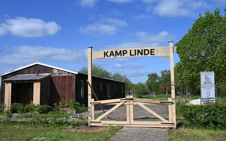 De door Drenthe Zaagt vervaardigde houten poort bij Barak Linde in Zuidwolde.