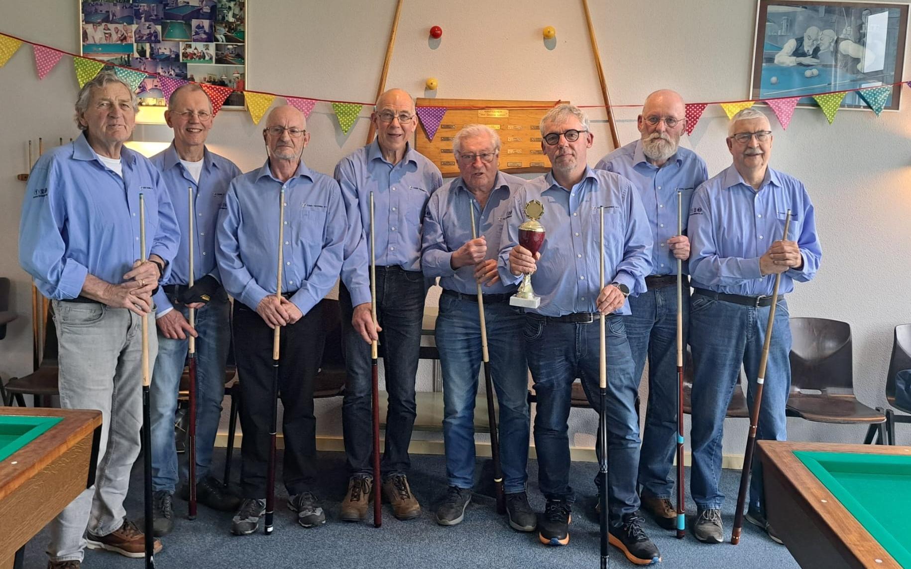 Biljarters van dorpshuis Over Entinghe in Dwingeloo pakken kampioenschap