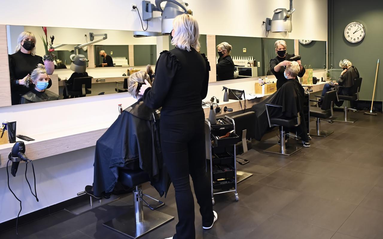 Knippen, kappen en haardossen in model brengen... het is donderdag druk bij Arp haarmode. Knippen, kappen en haardossen in model brengen... het is donderdag druk bij Arp haarmode.