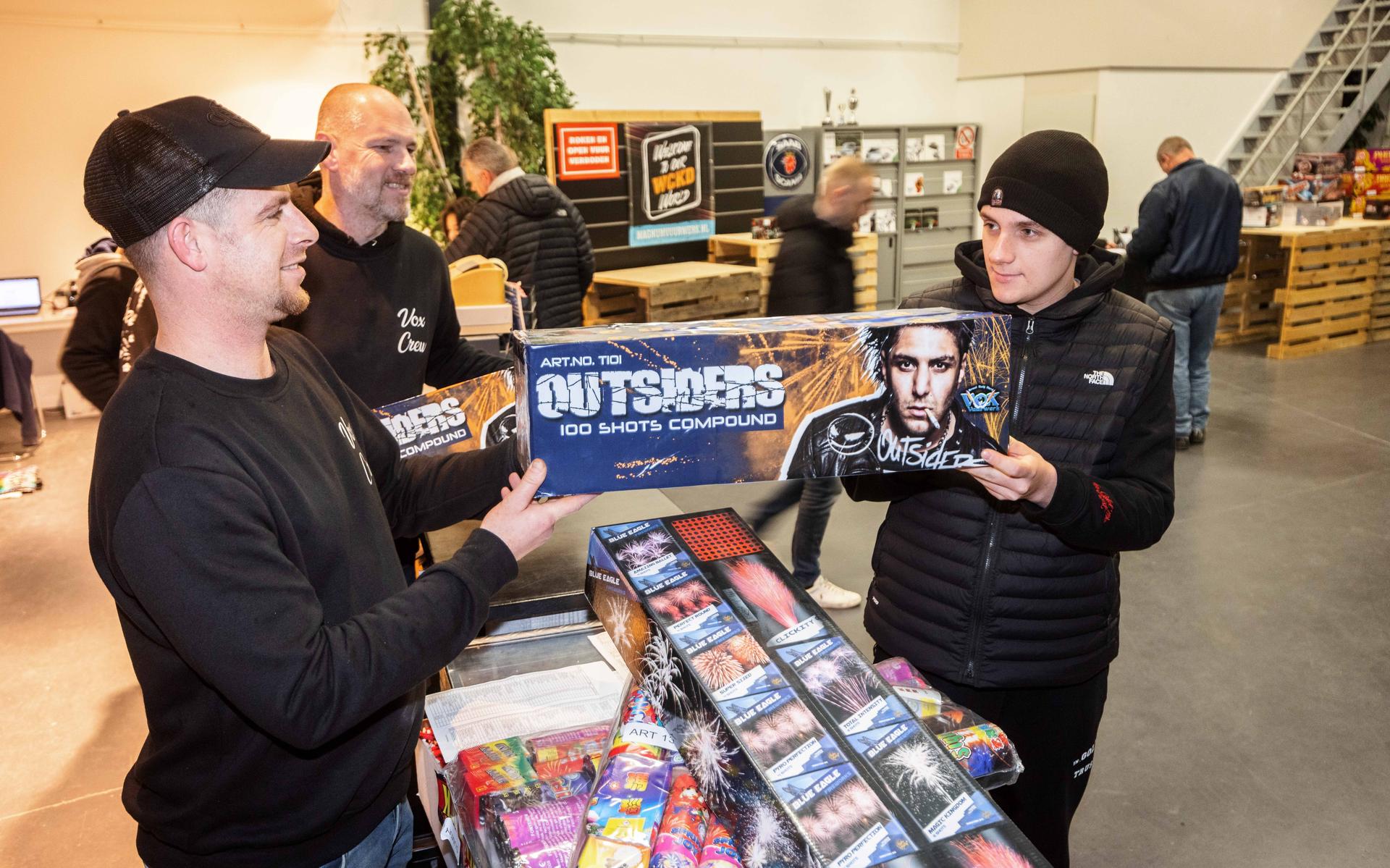 Drukte bij vuurwerkwinkels, maar lange rijen blijven uit. Kuiper Koekange: ‘Het gaat super; we kunne