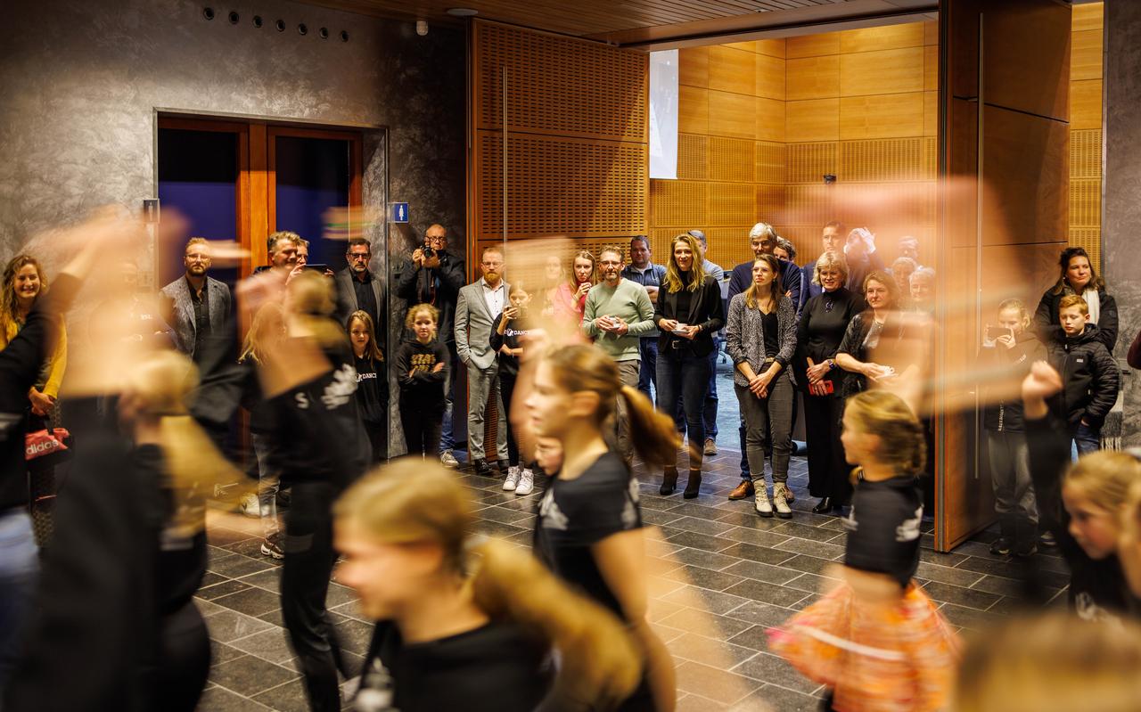 Eind vorig jaar werd er namens de leerlingen van Scala een petitie aangeboden en dansten zij in het gemeentehuis voor de raadsleden. Eind vorig jaar werd er namens de leerlingen van Scala een petitie aangeboden en dansten zij in het gemeentehuis voor de raadsleden.