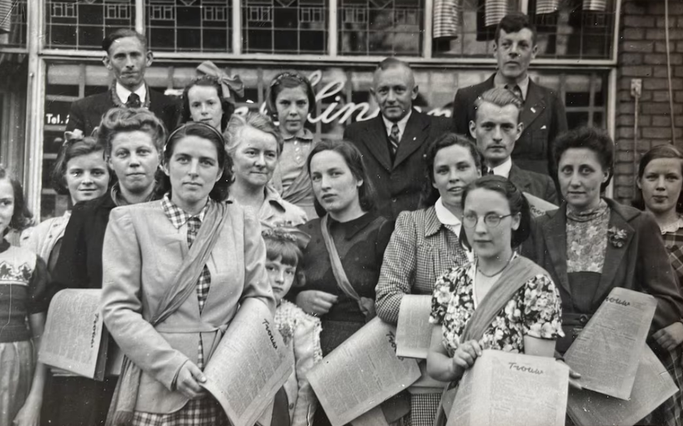 Koeriersters en verzetsleden van Trouw, onder wie Hilde Dekker (midden), Jacqueline Dekker (links van Hilde) en Gerda Dekker (rechts van Hilde). Ook zusje Anneke (voor Gerda), zusje Johanna (linksachter) en zus Corrie (helemaal rechts) zijn te zien.