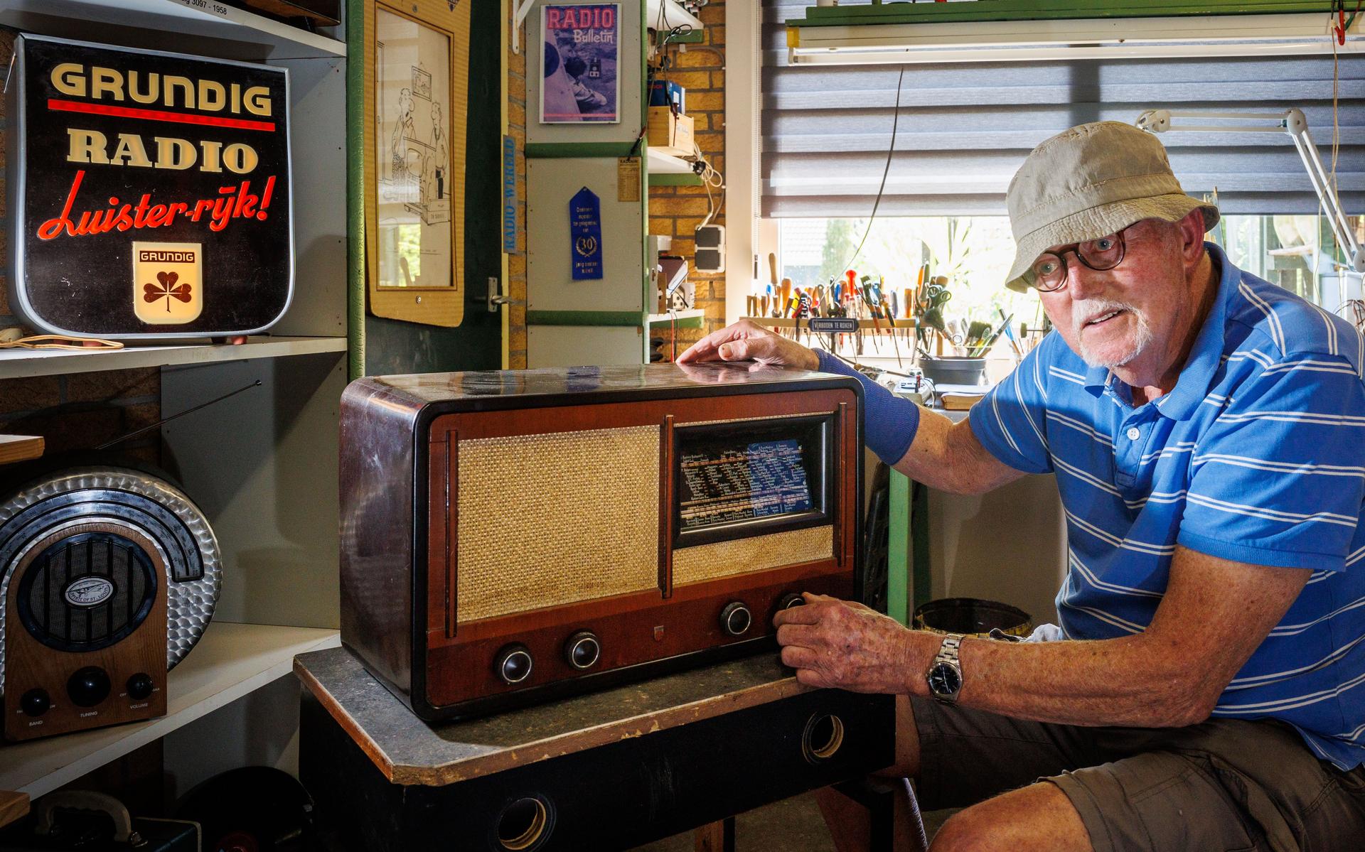 Verzamelaar Wim Stuiver (83) stuit op zeldzame radio voormalig vliegveld Havelte. ‘Het was een hele 