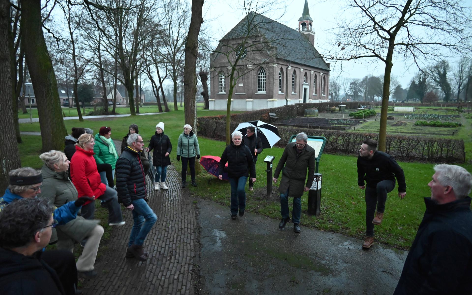 Fit met de smartphone in de hand: Koekange heeft de eerste QR-Fit beweegroutes van Noord-Nederland