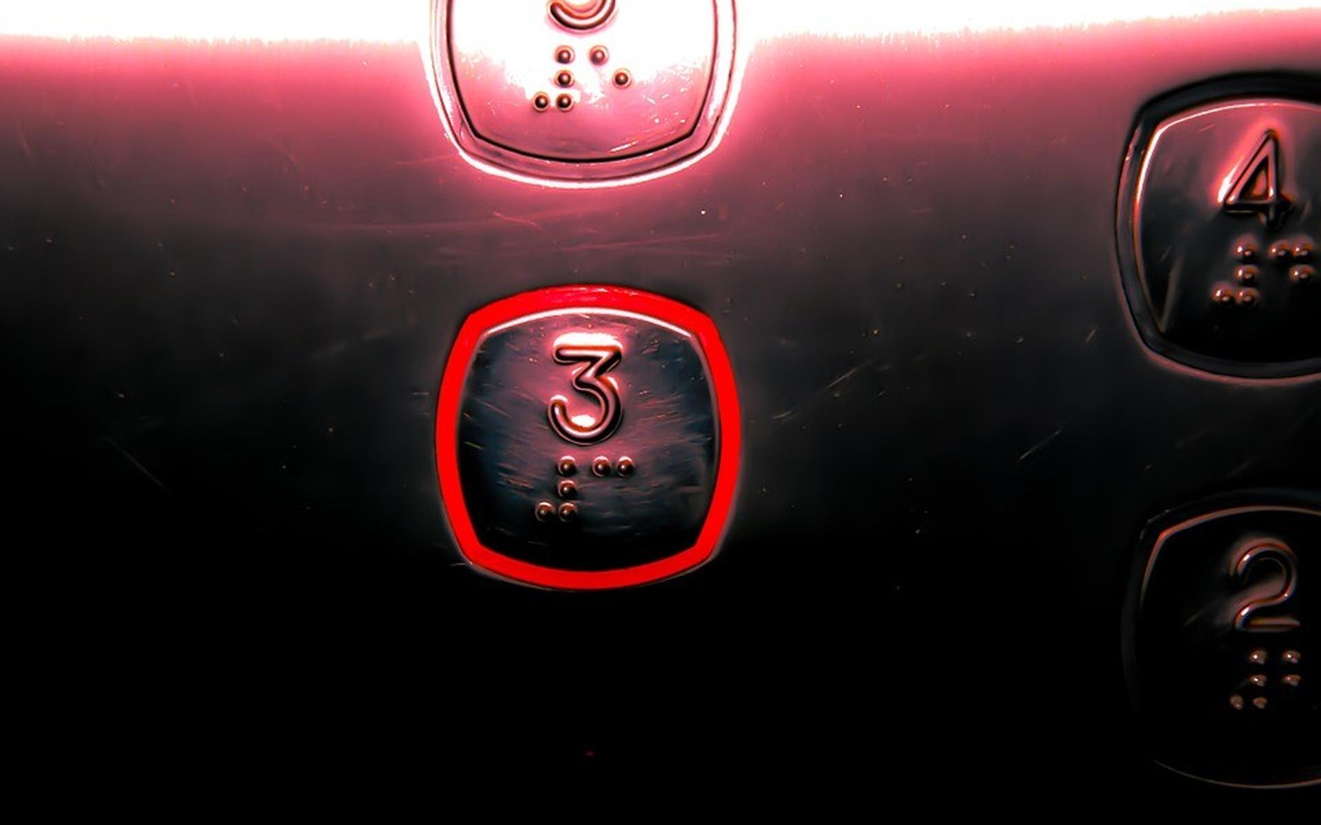 Opnieuw liftproblemen in flatgebouw Koedijkslanden. 'Ik waag mij er maar niet meer aan, voor je het 