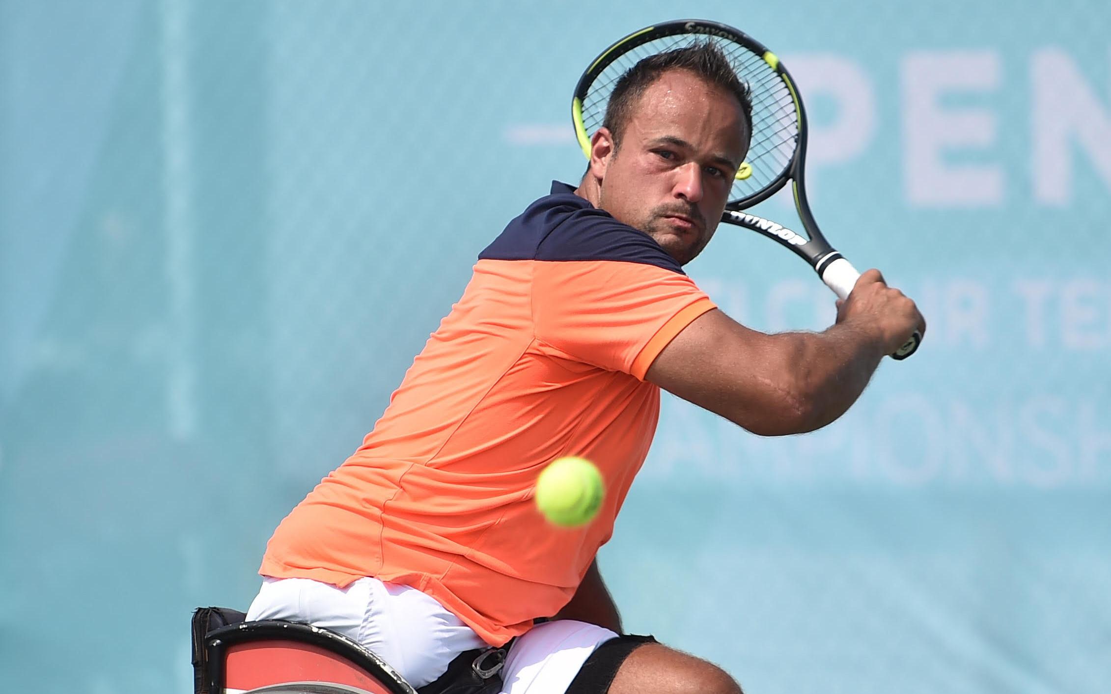 Rolstoeltennisser Tom Egberink maakt nog kans op brons in dubbelspel Paralympics. Morgen speelt hij 