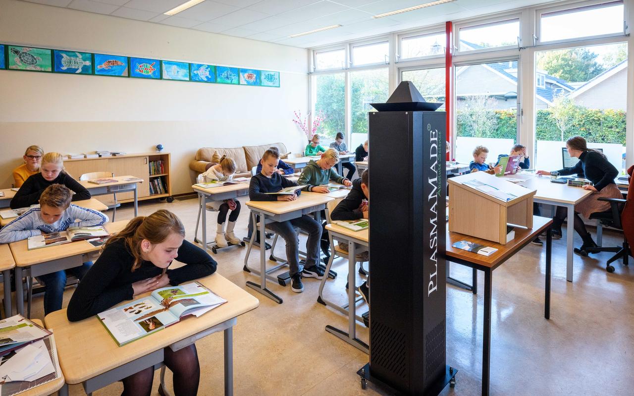 Een luchtfilter van PlasmaMade in het klaslokaal.