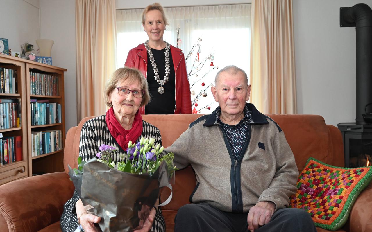 Het eerste feestelijke bezoek van de nieuwe burgemeester Inge Nieuwenhuizen: aan de 60 jaar getrouwde Truus en Koop Wagenvoort in Zuidwolde.