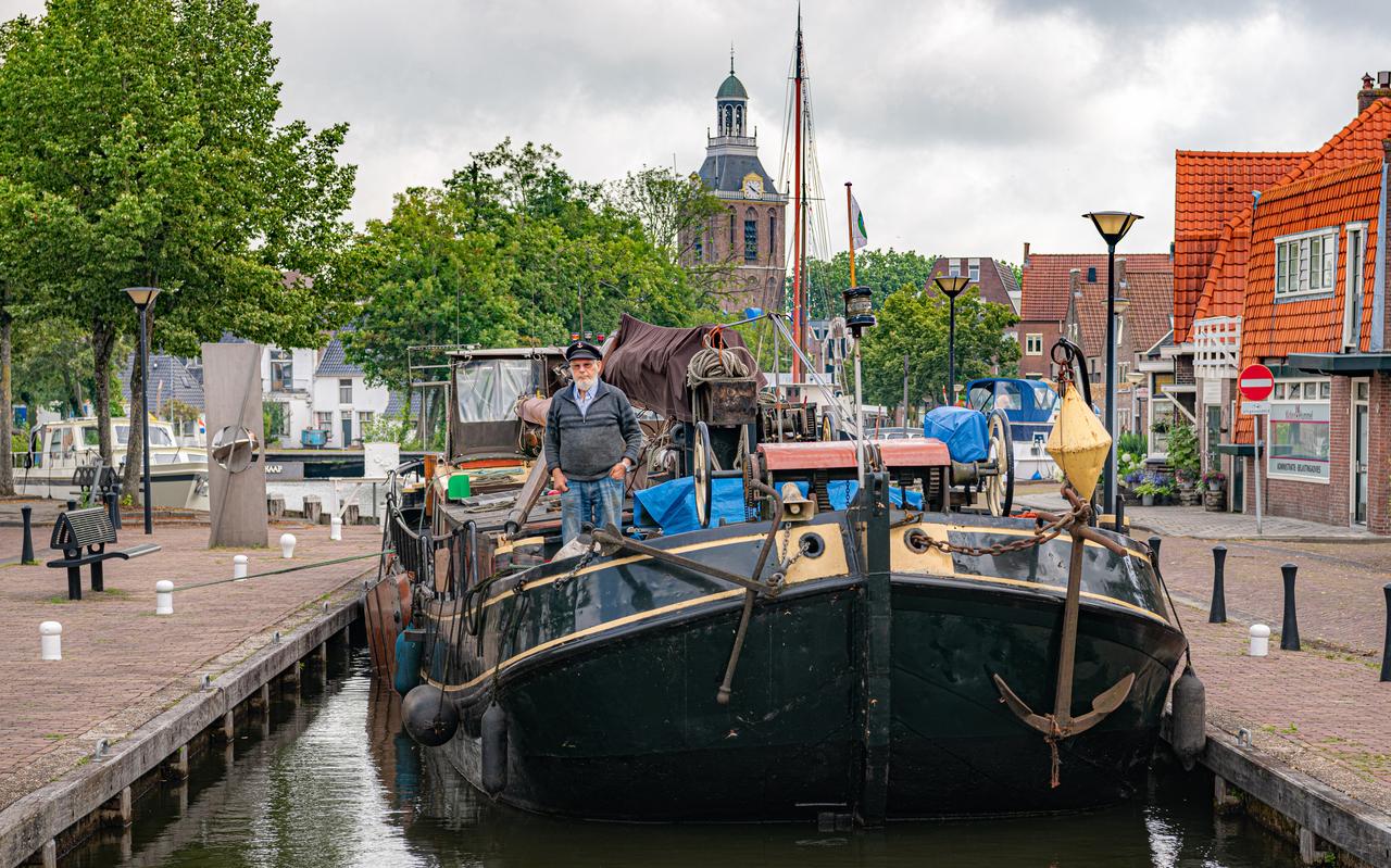 Vrouwe Teuntje met schipper Ruud Weijnen ligt in de sluis om uit te varen richting Assen. Vrouwe Teuntje met schipper Ruud Weijnen ligt in de sluis om uit te varen richting Assen.