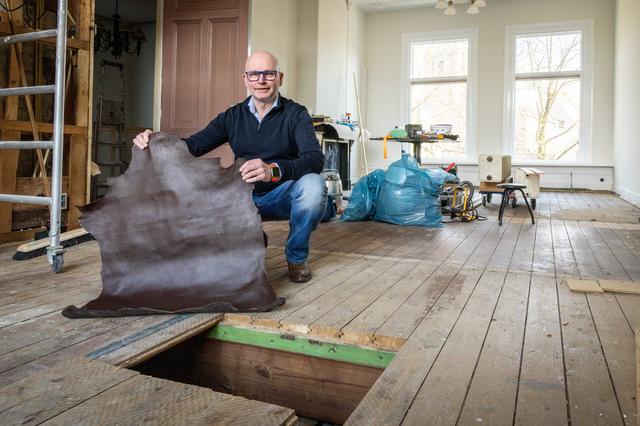Henk Peter verbouwt appartement boven zijn dansschool in Meppel en stuit op deze bijzondere vondst u