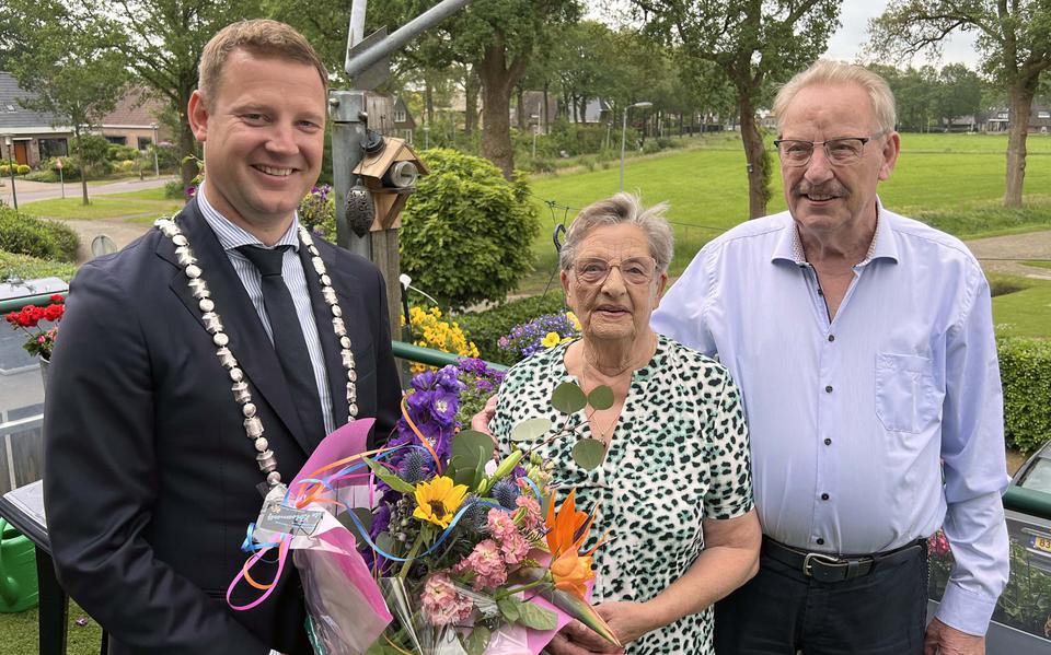 Burgemeester Jouke Spoelstra op het terras met het jubilerende echtpaar Jan en Eiske Postma-van der Laan.