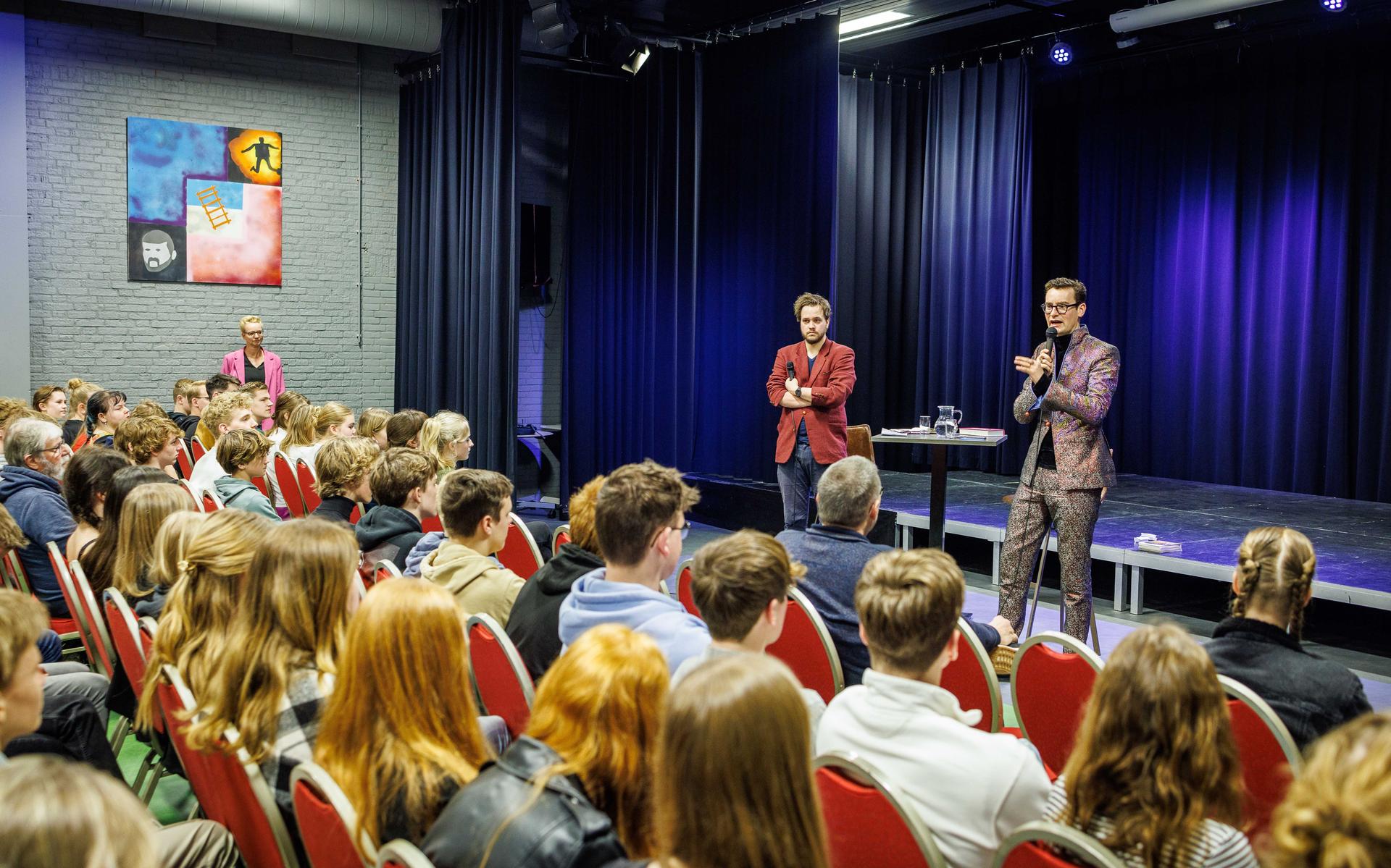 Scholieren Stad en Esch Diever vragen schrijver en programmamaker
