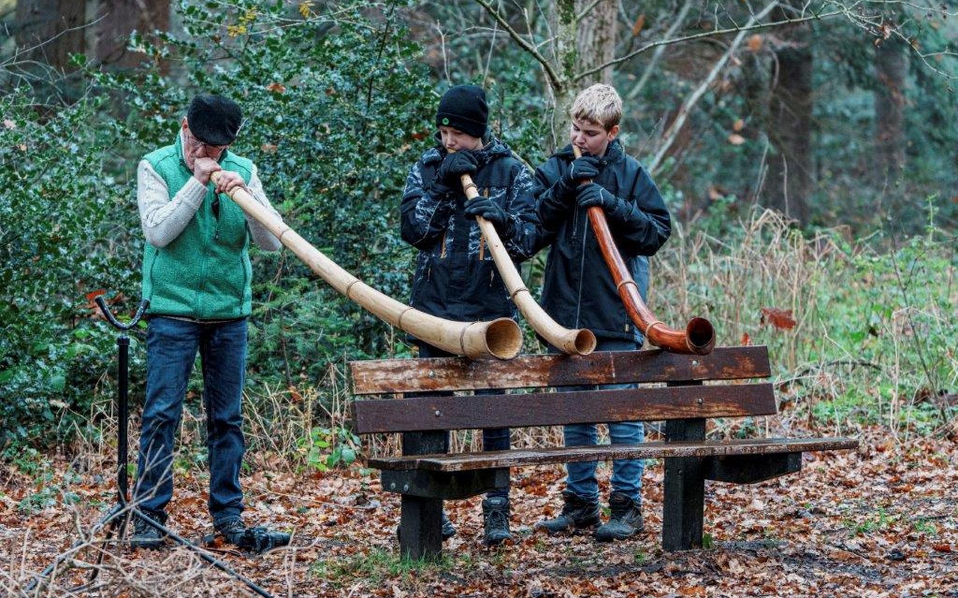 Zorgvlied in de ban van traditionele midwinterhoorn wandeling
