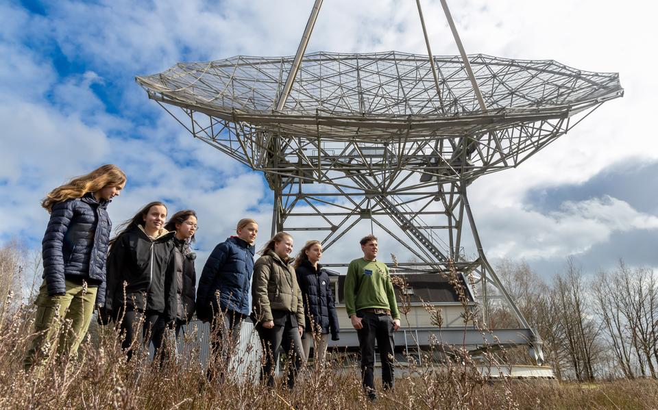 De scholieren maken kennis met Astron en natuurlijk de telescoop. 