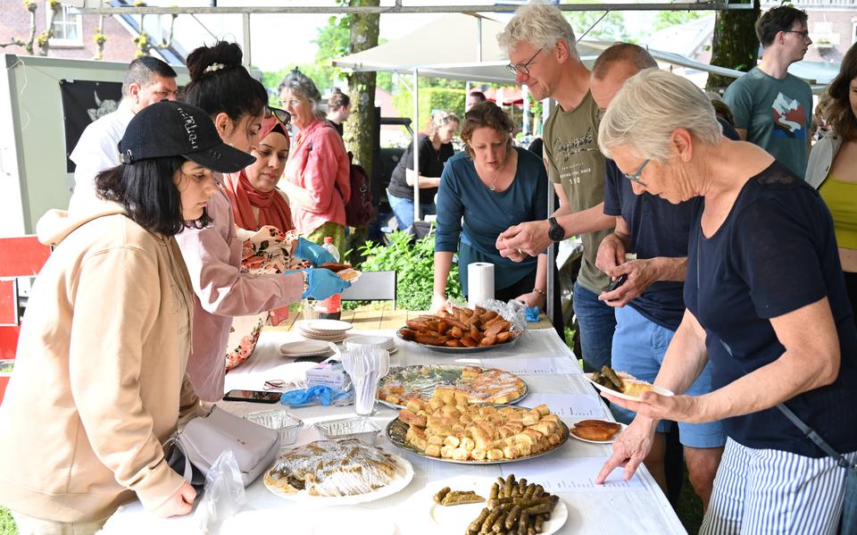 Het was zaterdag druk op het foodfestival De Wereldse Heerlyckheit in Ruinen, de internationale gerechten gingen er in als baklava.