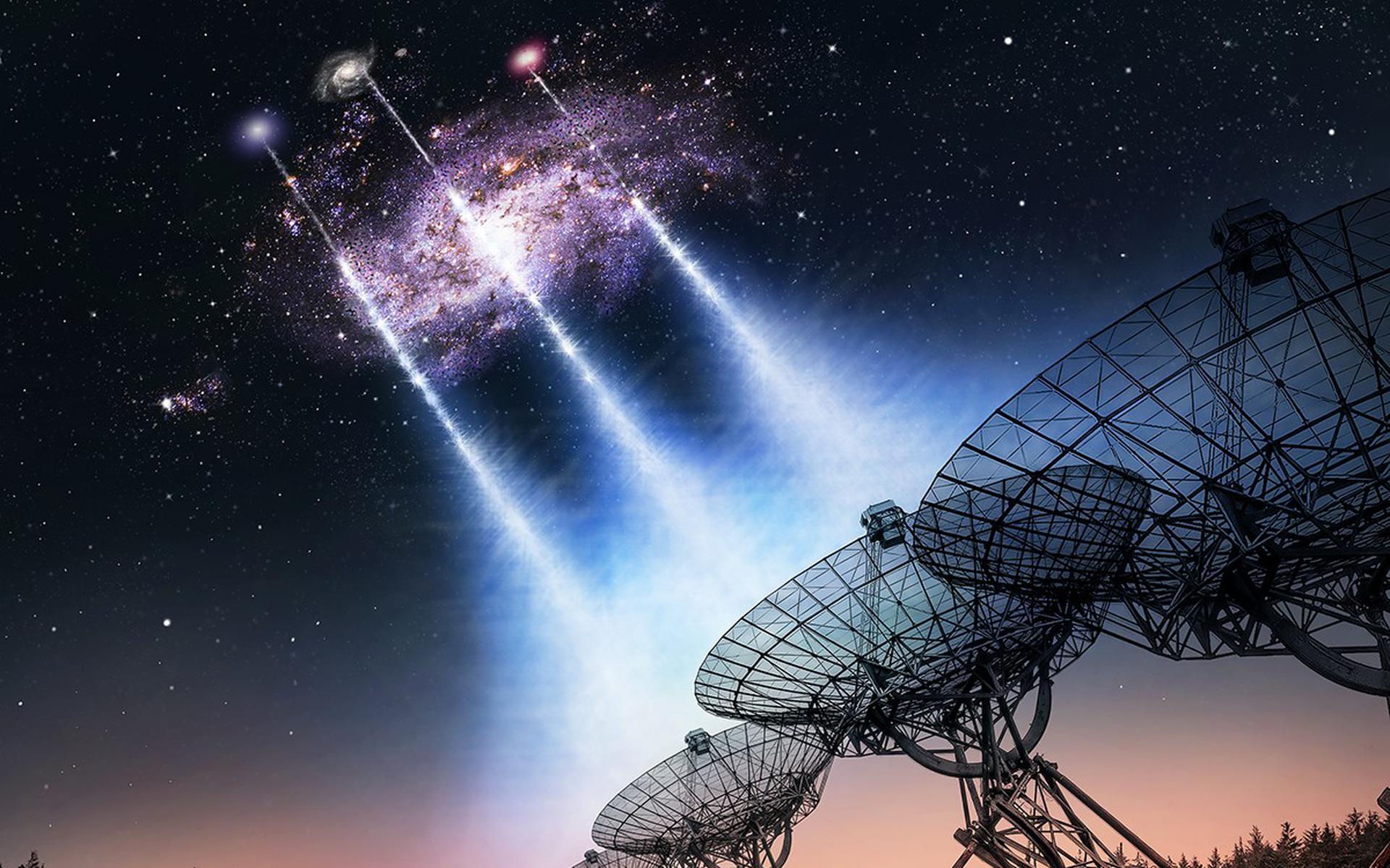Drie nieuwe Fast Radio Bursts die de Westerbork telescoop heeft ontdekt, blijken de halo van ons buurmelkwegstelsel de Driehoeksnevel te hebben doorklieft. Dankzij de veel scherpere nieuwe livebeelden konden astronomen voor het eerst schatten hoeveel onzichtbare atomen het stelsel maximaal bevat