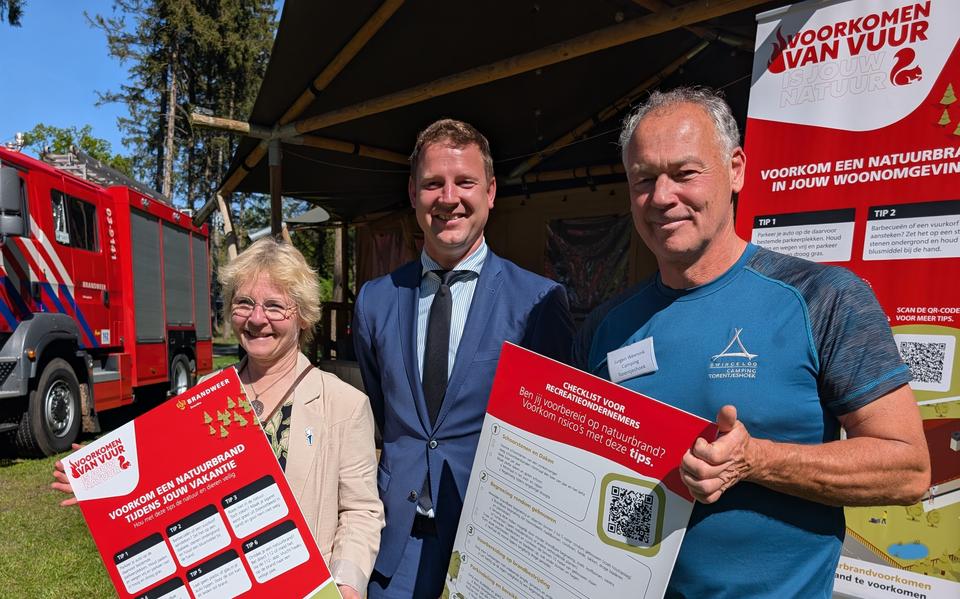 Jouke Spoelstra (m) overhandigt de flyer aan Gerrie Hempen (l) en Jurgen Weenink (r).