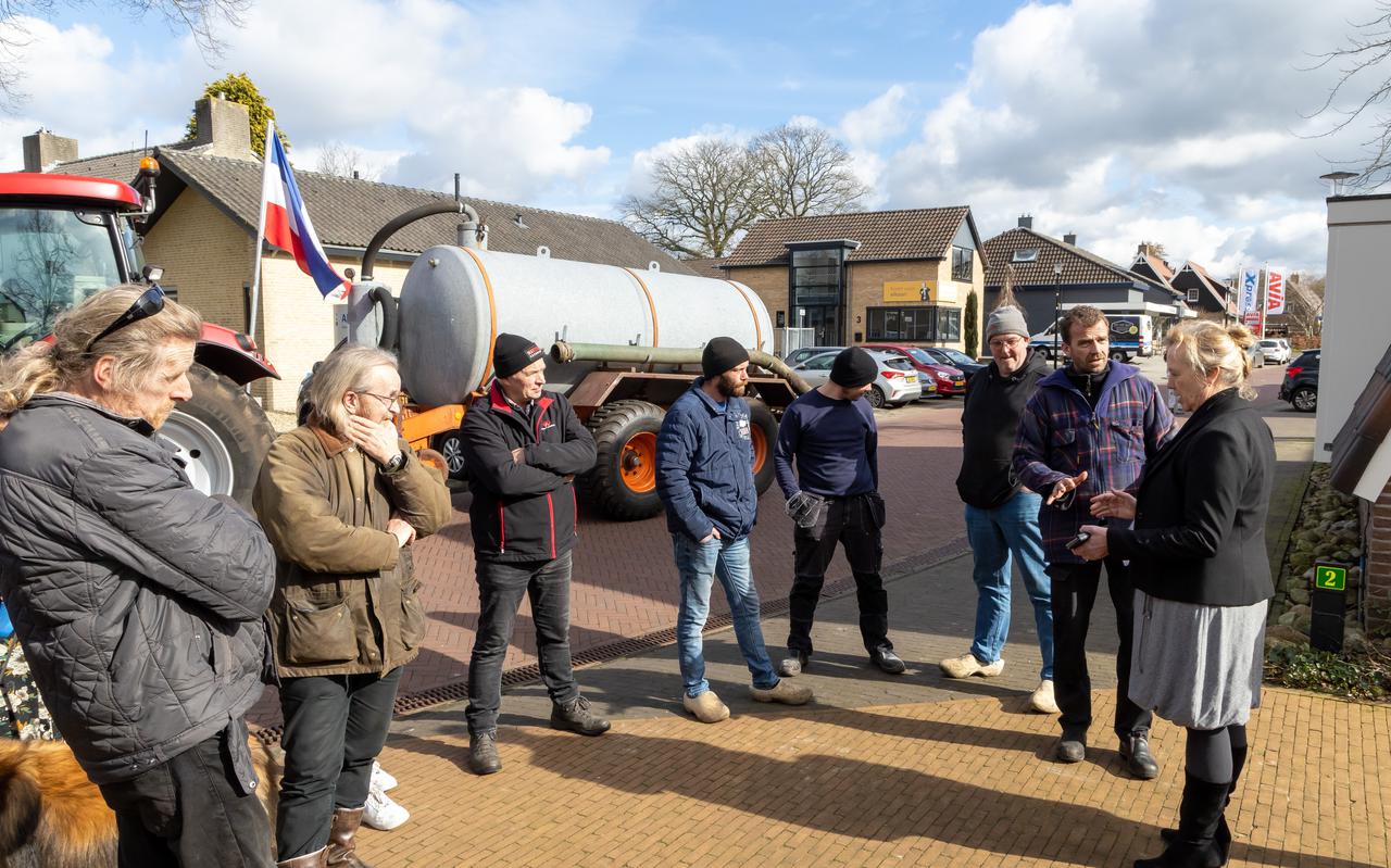 Boeren waren van plan het milieuprotest met giertanks te verstoren. Burgemeester Inge Nieuwenhuizen weet dit te verhinderen.
