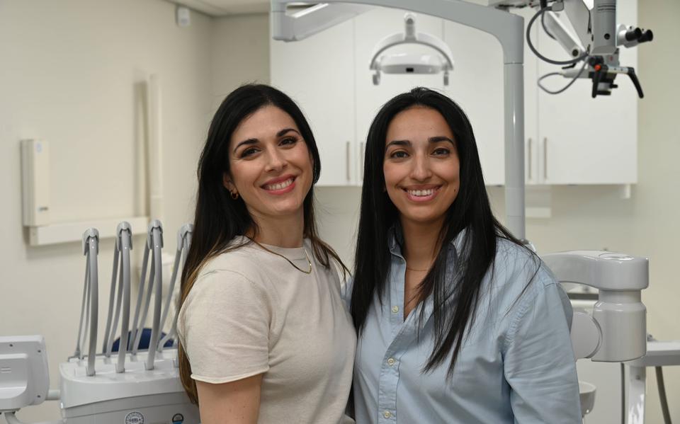 Inma Redondo (links) en Manal Harb geven een Spaans kleurtje aan de tandartspraktijk in Ruinen, maar bieden vooral veel meer behandelingen nu de praktijk door hen is overgenomen.