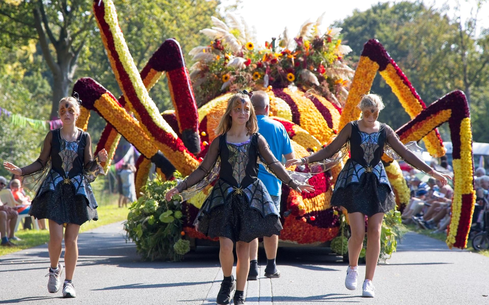 Prachtig bloemencorso in Frederiksoord brengt publiek in vervoering