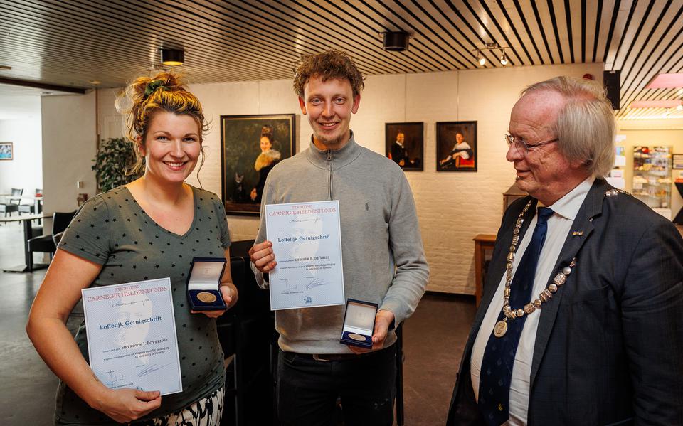 Jura Boverhof en Bas de Vries werden verrast door burgemeester Rikus Jager met een heldenpenning en een getuigschrift.