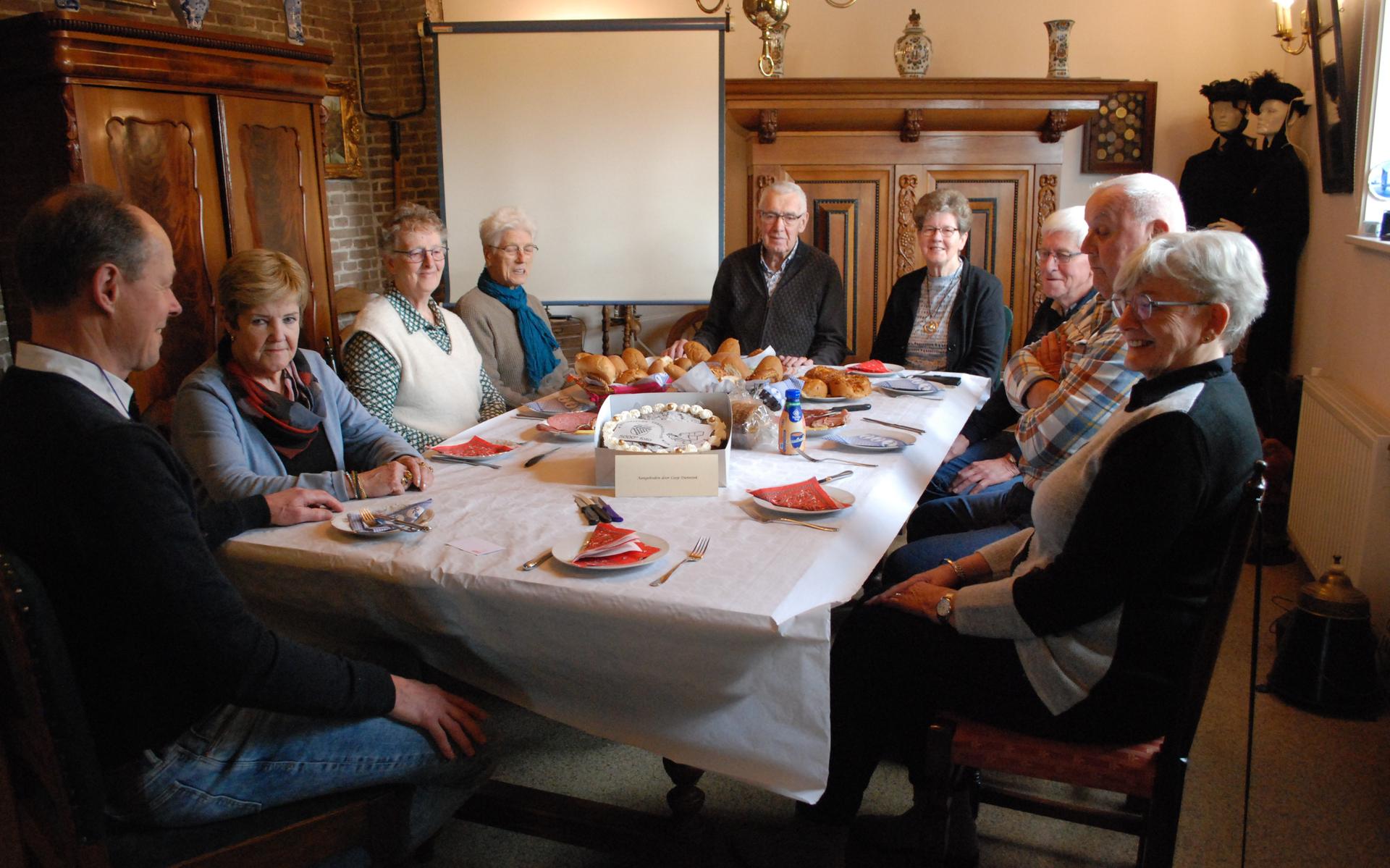 Historische Vereniging De Wijk-Koekange zet 5000ste foto in fotoarchief: 'Niets is het team te veel'