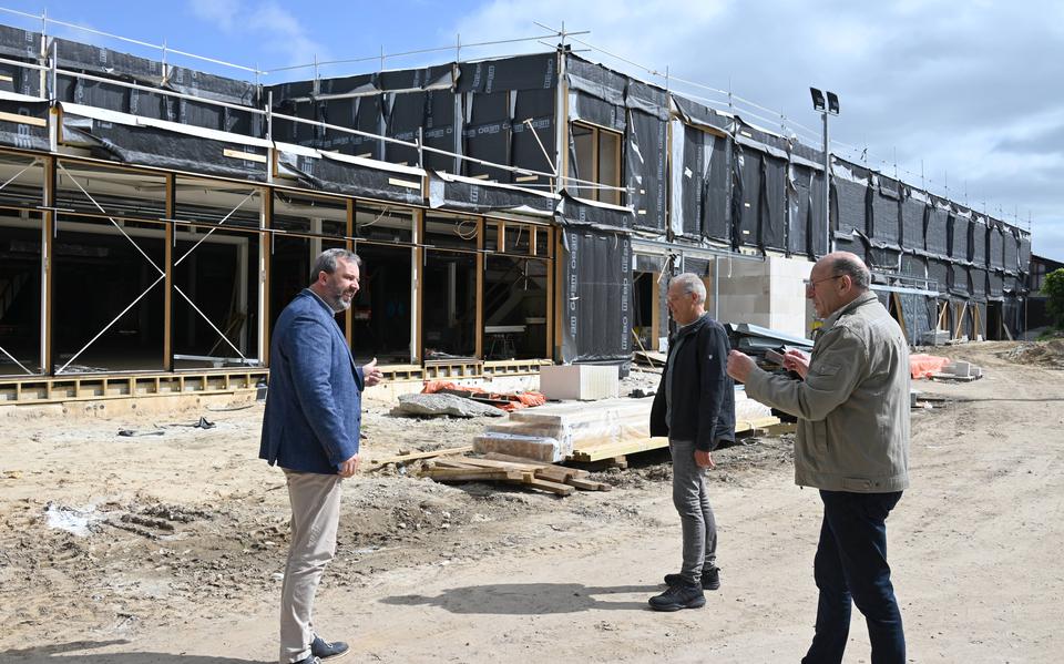 De wethouders Egbert van Dijk (links) en Albert Haar (rechts) bekijken met stichtingsvoorzitter Jan Slagter de stand van zaken op de bouwplaats van het Huus voor Sport en Cultuur in Zuidwolde.
