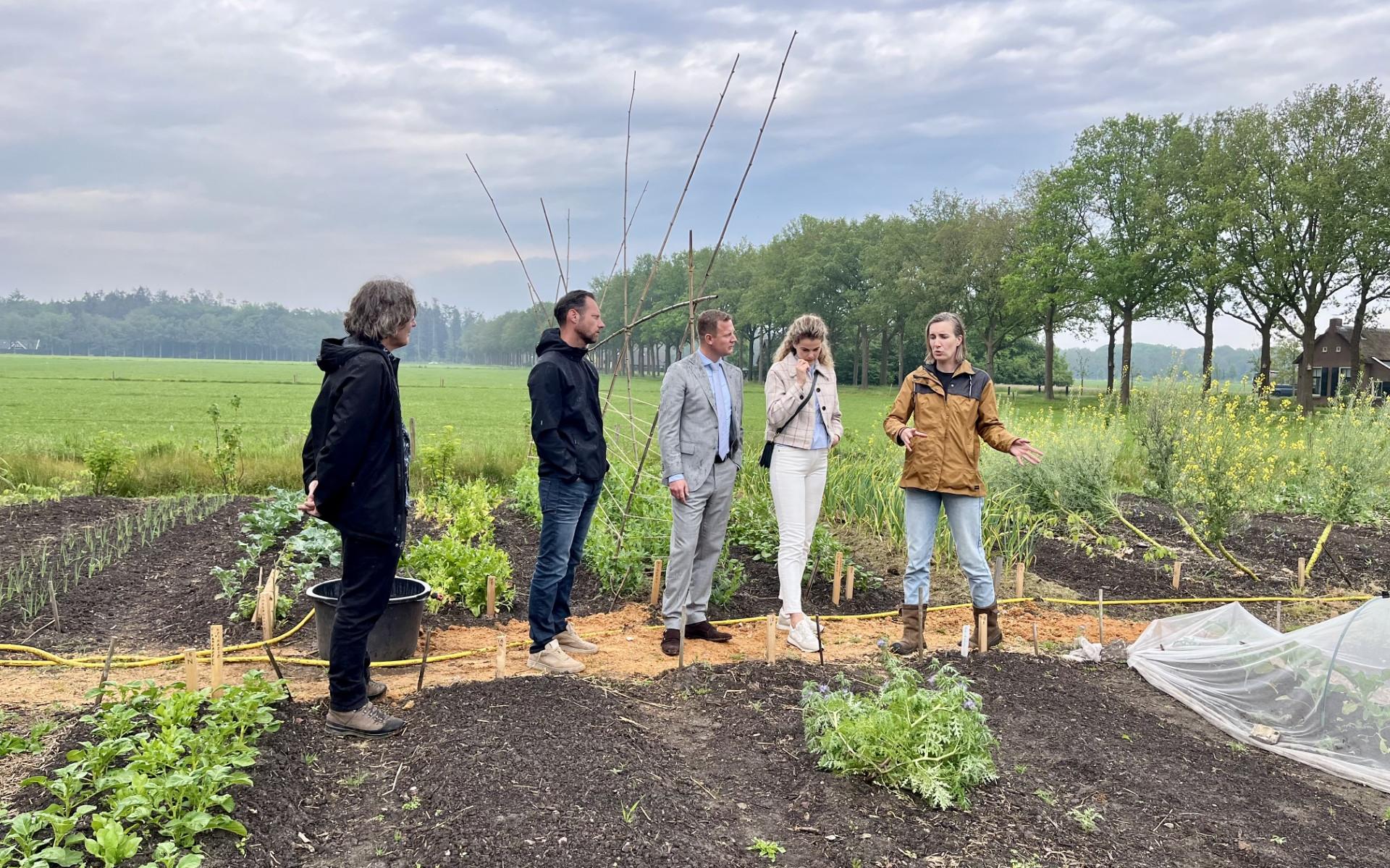 Nieuwe burgemeester van Westerveld bezoekt Kiemhuistuin in Frederiksoord