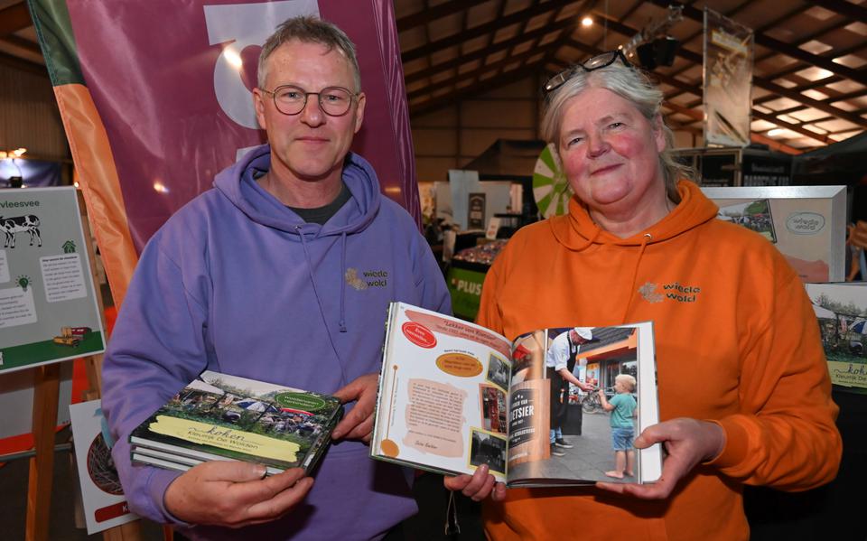 Anneke van Proosdij met partner Marius Klein presenteerden het boek 'Koken Kleurrijk De Wolden' donderdagavond in Ruinerwold tijdens de Ondernemersbeurs.