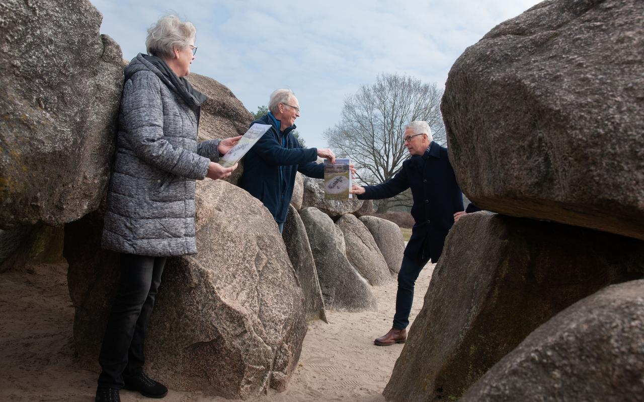 Janny Broersen, auteur Wim van der Wijk en wethouder Henk Doeven tussen de stenen van hunebed D53. Janny Broersen, auteur Wim van der Wijk en wethouder Henk Doeven tussen de stenen van hunebed D53.