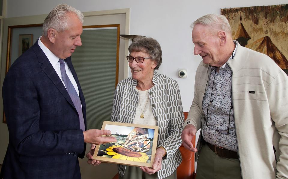 Andries en Grietje de Nekker-Hof uit Dwingeloo vierden dinsdag hun diamanten huwelijk. Ze kregen bezoek van Wethouder Alfred Schoenmaker. 