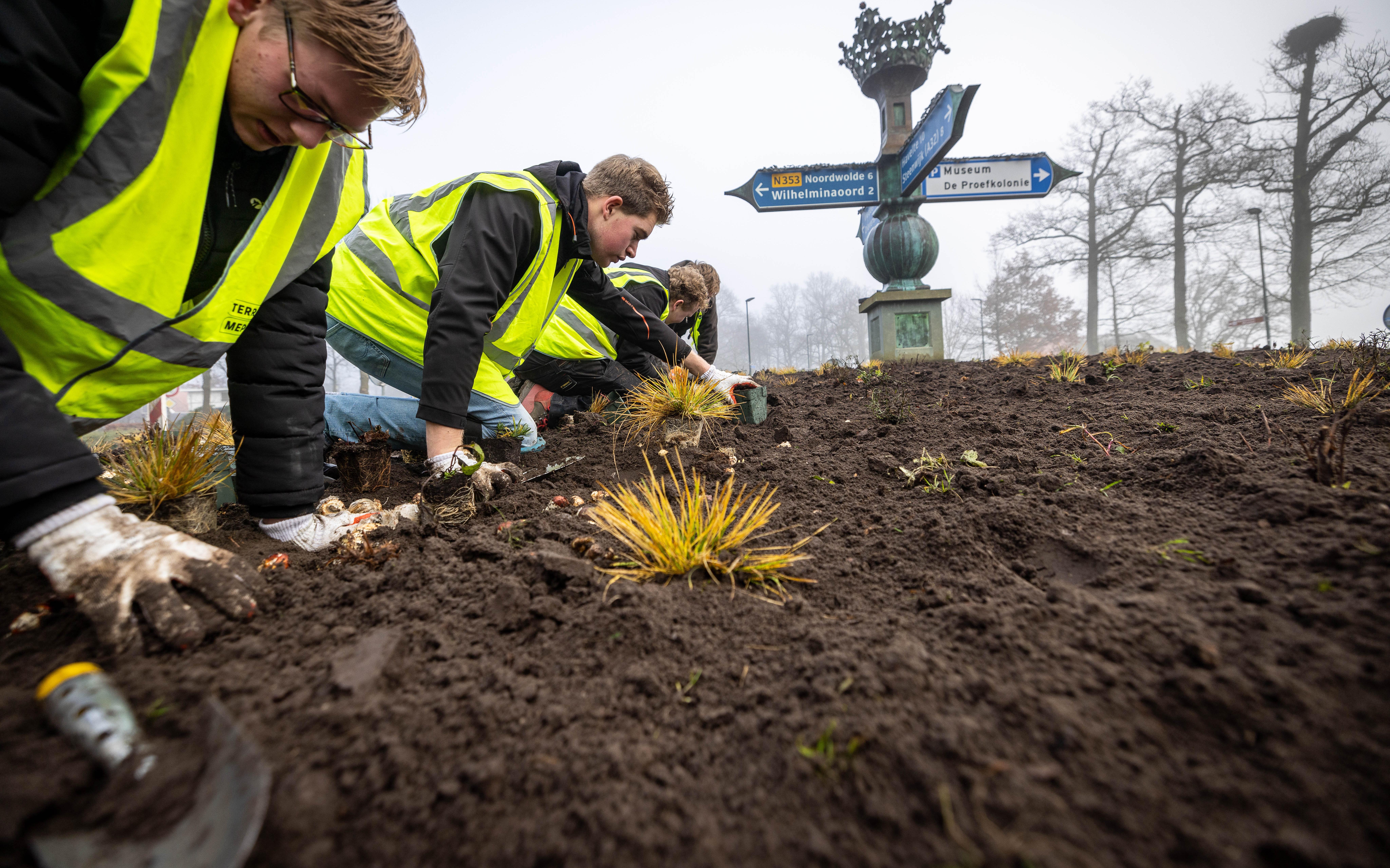 Beeldbepalende rotonde in Frederiksoord krijgt hoognodige opknapbeurt. 'Het was wel weer eens tijd o