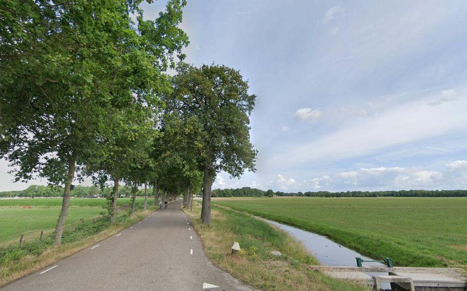 De Dwingelderdijk tussen Dwingeloo en Dieverbrug wordt veel gebruikt door fietsers.
