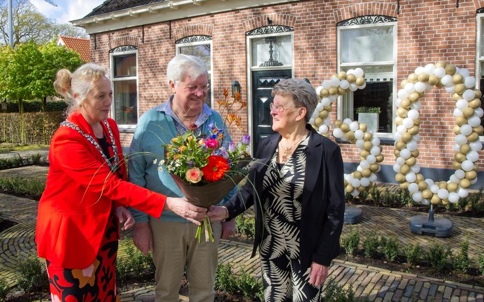 Het echtpaar krijgt bloemen van de burgemeester.