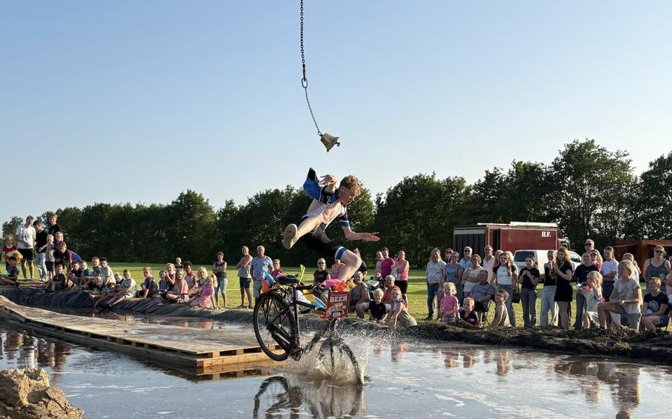 Snel naar de bel was één van de hoogtepunten van het dorpsfeest in Wapserveen.