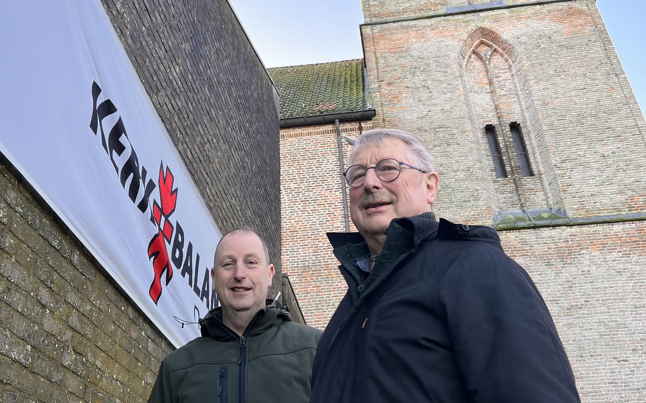 Anton Kappert en Bernard Breman voor het spandoek dat dezer dagen de muur van de Clemenskerk in Havelte siert.
