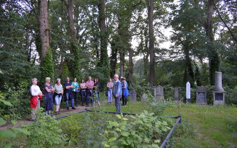 Aan verhalen geen gebrek op de begraafplaats van Zuidwolde tijdens het Foute Kuierpad.