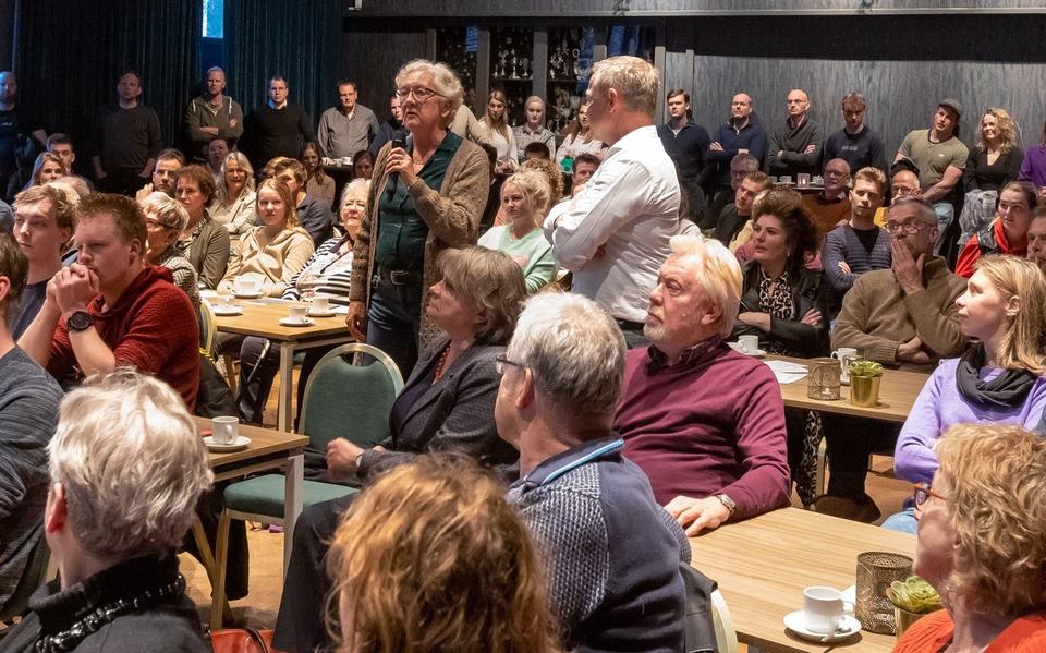 Een bomvolle zaal tijdens de avond over woningbouw in Dwingeloo.