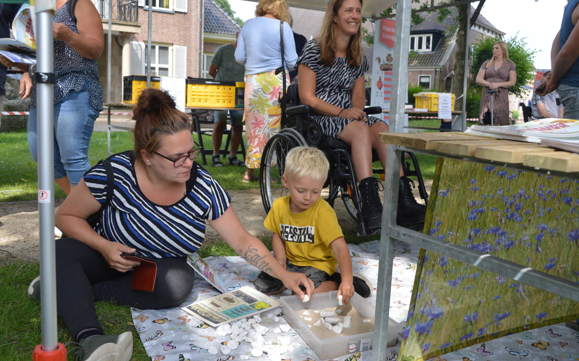 Eindelijk weer een beetje actie op de Brink in Diever met het OERfestival - Dagblad van het Noorden
