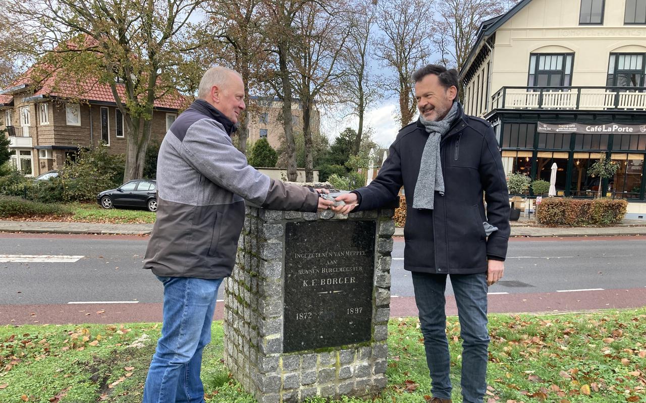 Willem Flinkert van de gemeente Meppel krijgt het handje van het beeld terug van Marten Bolt.